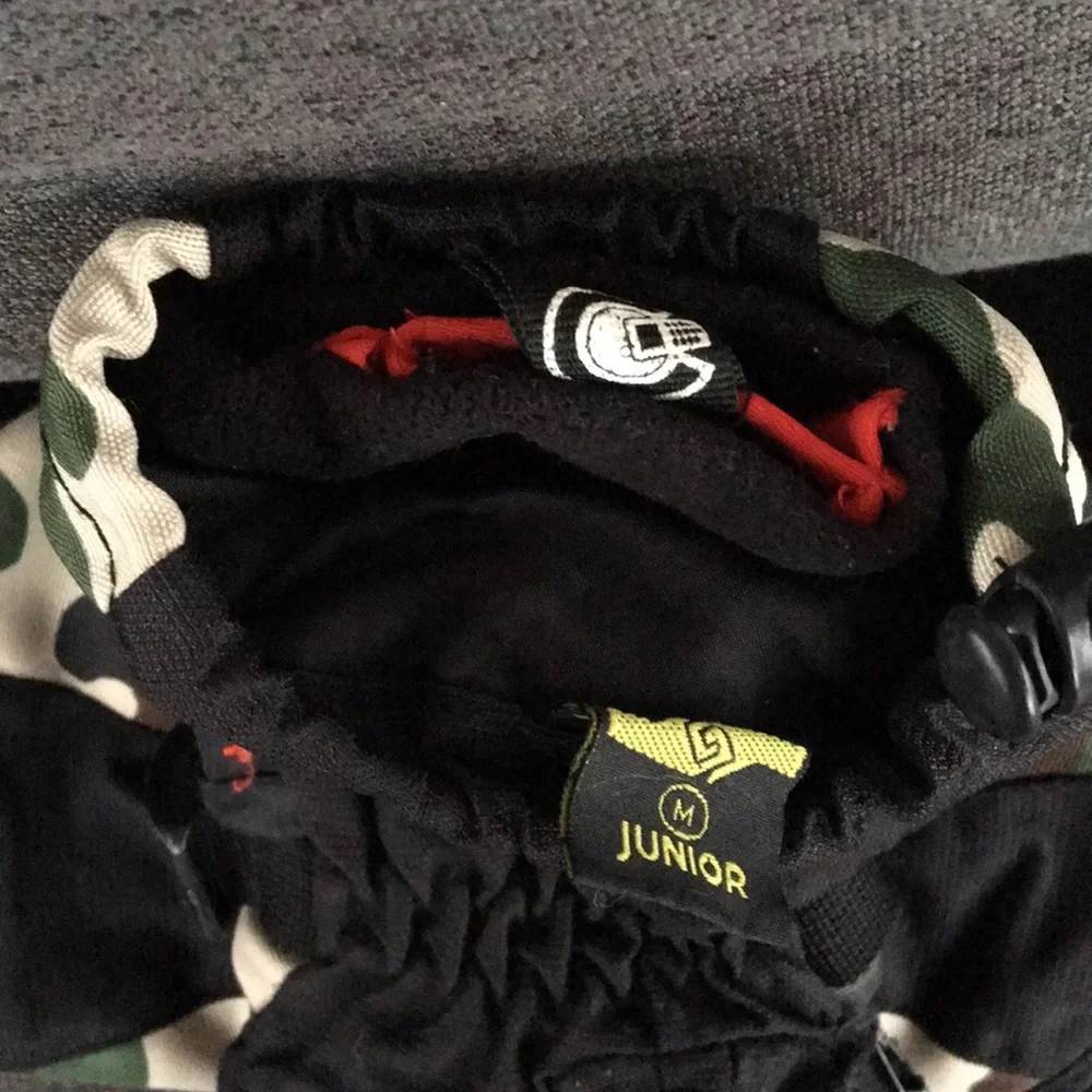 Kombi Junior Medium Camo waterproof gloves. Great used Condition